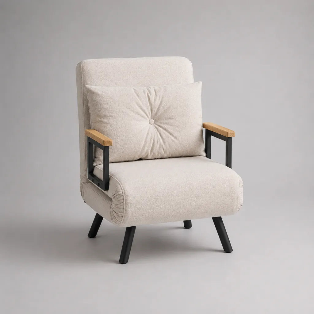 Fauteuil 1 place en polyester bouclé écru avec accoudoirs en hévéa massif et structure en acier noir, 70 × 78 × 90 cm