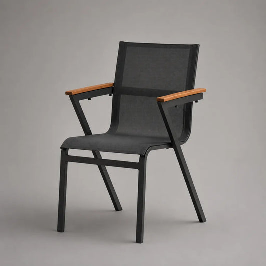 Chaise empilable d’extérieur avec accoudoirs en bois, cadre en acier et maille noire, 57 × 64 × 88 cm
